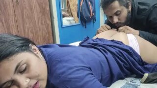 देसी वाइफ की गांड चाट रहा है हस्बैंड