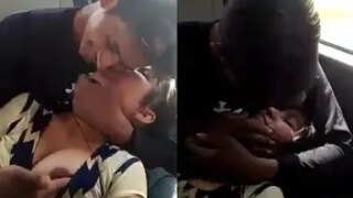 कार में जीएफ की बूब्स दबा रहा है बॉयफ्रेंड